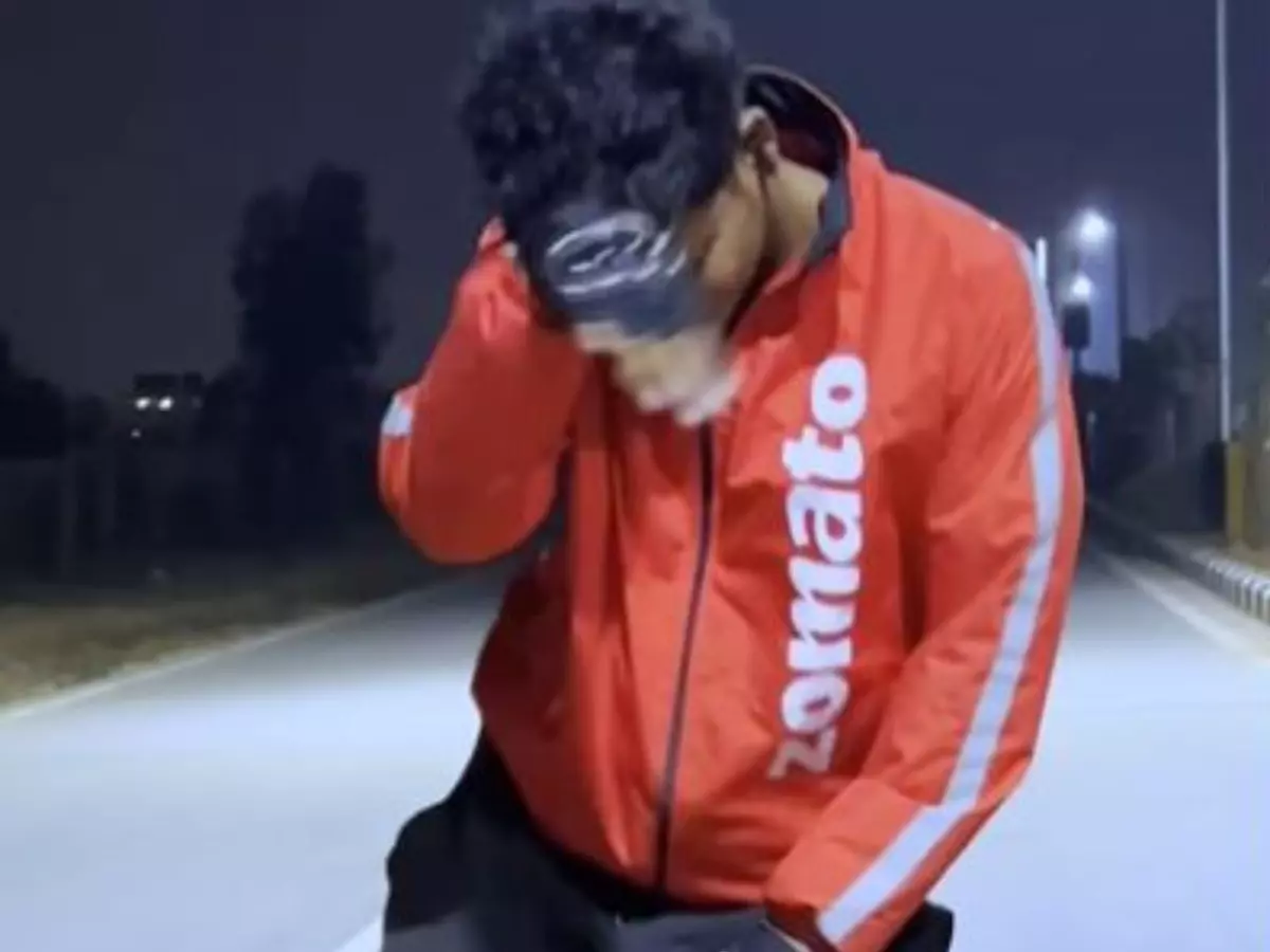 Zomato Delivery Agent Dancing To 'Uljha Jiya' Goes Viral Zomato Delivery Agent Dancing To 'Uljha Jiya' Goes Viral
