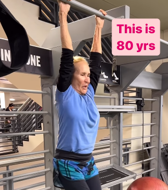 Woman in her 80s shows incredible strength in the gym here