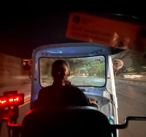 Bengaluru-based X user Prakriti recently described her experience traveling in a rickshaw driven by a woman.