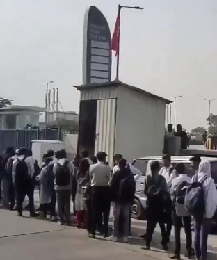 An Online Video Shows 3,000 Engineers Lining Up In Pune To Fill Walk-in Positions
