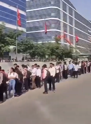 An Online Video Shows 3,000 Engineers Lining Up In Pune To Fill Walk-in Positions