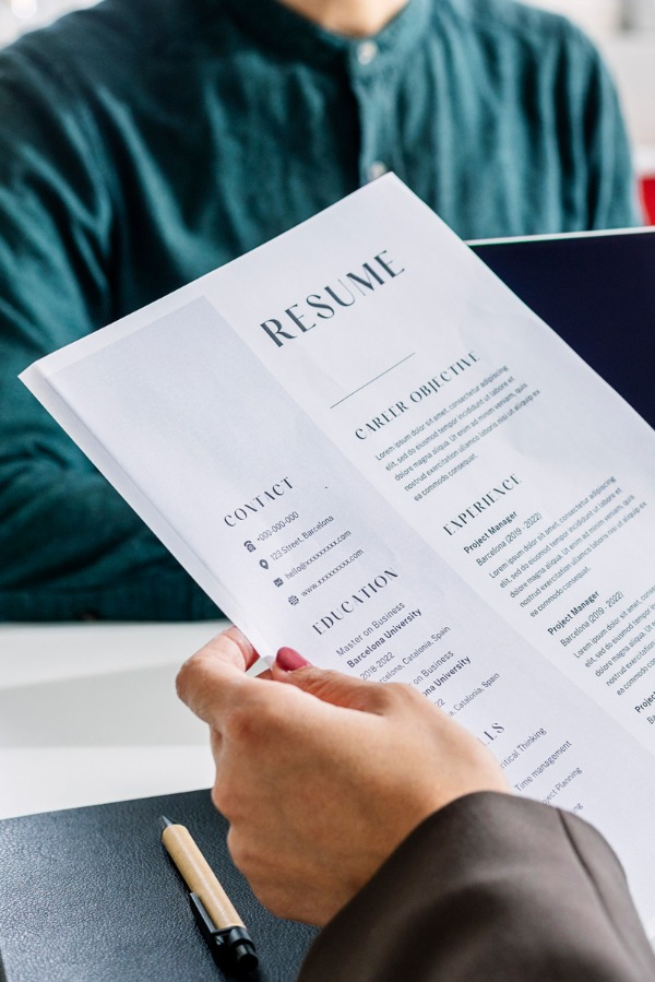 Biggest Red Flags Recruiters Look - Explainer Write Resume 65aa297c57a67 