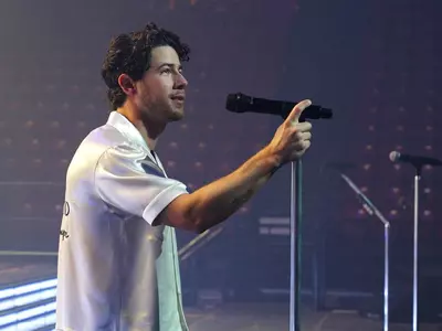 Nick Jonas Sings Maan Meri Jaan With King