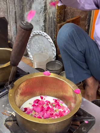 Amritsar Street Vendor's Butter Chai Creates a Buzz on the Internet
