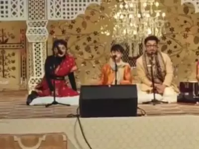 Aa Chal Ke Tujhe! Aamir Khan Sings At Ira Khan's Sangeet Ceremony In Udaipur & We're Impressed