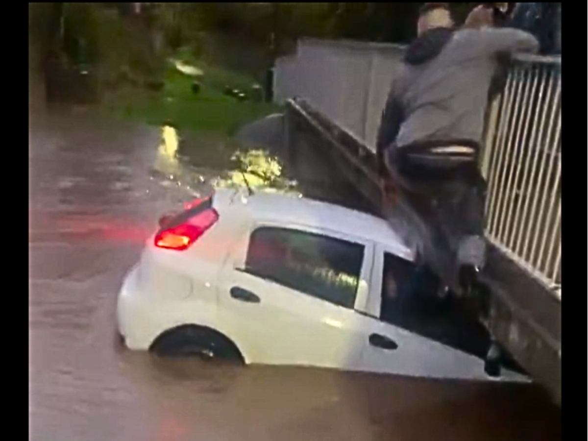 Man rescues mother and daughter from sinking car
