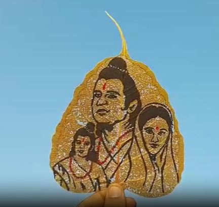 Shravan Kumar, an artist from the Pali area of ​​Rajasthan, created a unique art form on peepal leaves with a pointed tip.