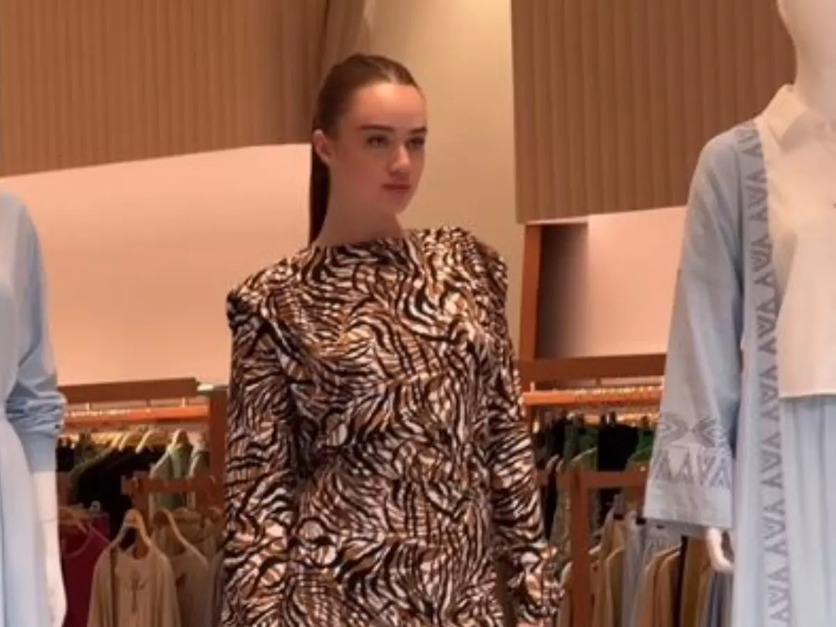 Woman displayed in Dubai clothing store is labeled 'Inhuman' Woman displayed in Dubai clothing store is labeled 'Inhuman'