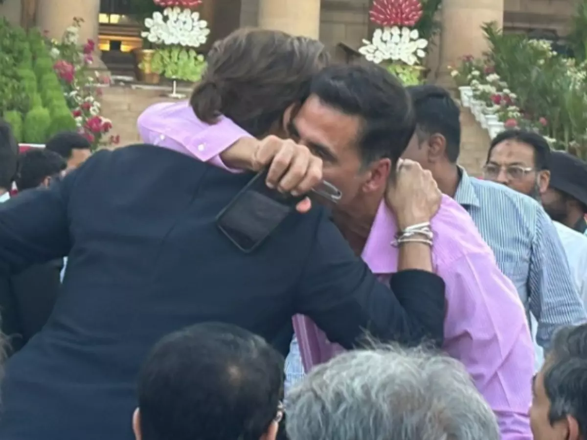Internet goes gaga over viral photo of SRK and Akshay Kumar