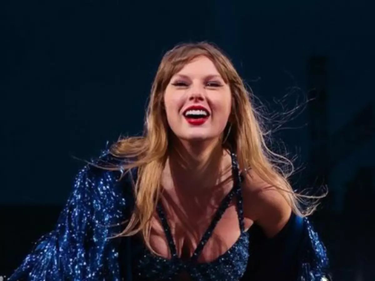 Internet sides with Taylor Swift as she wipes snot on her skirt during concert