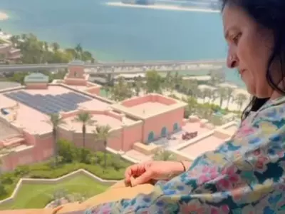 Indian mom Hangs clothes on balcony of Atlantis, The Palm in Dubai