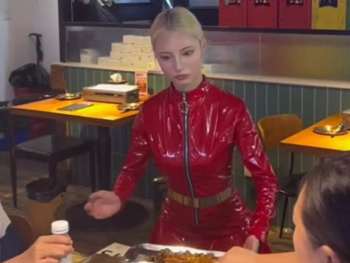Video of waitress serving food in a Chinese restaurant left internet confused