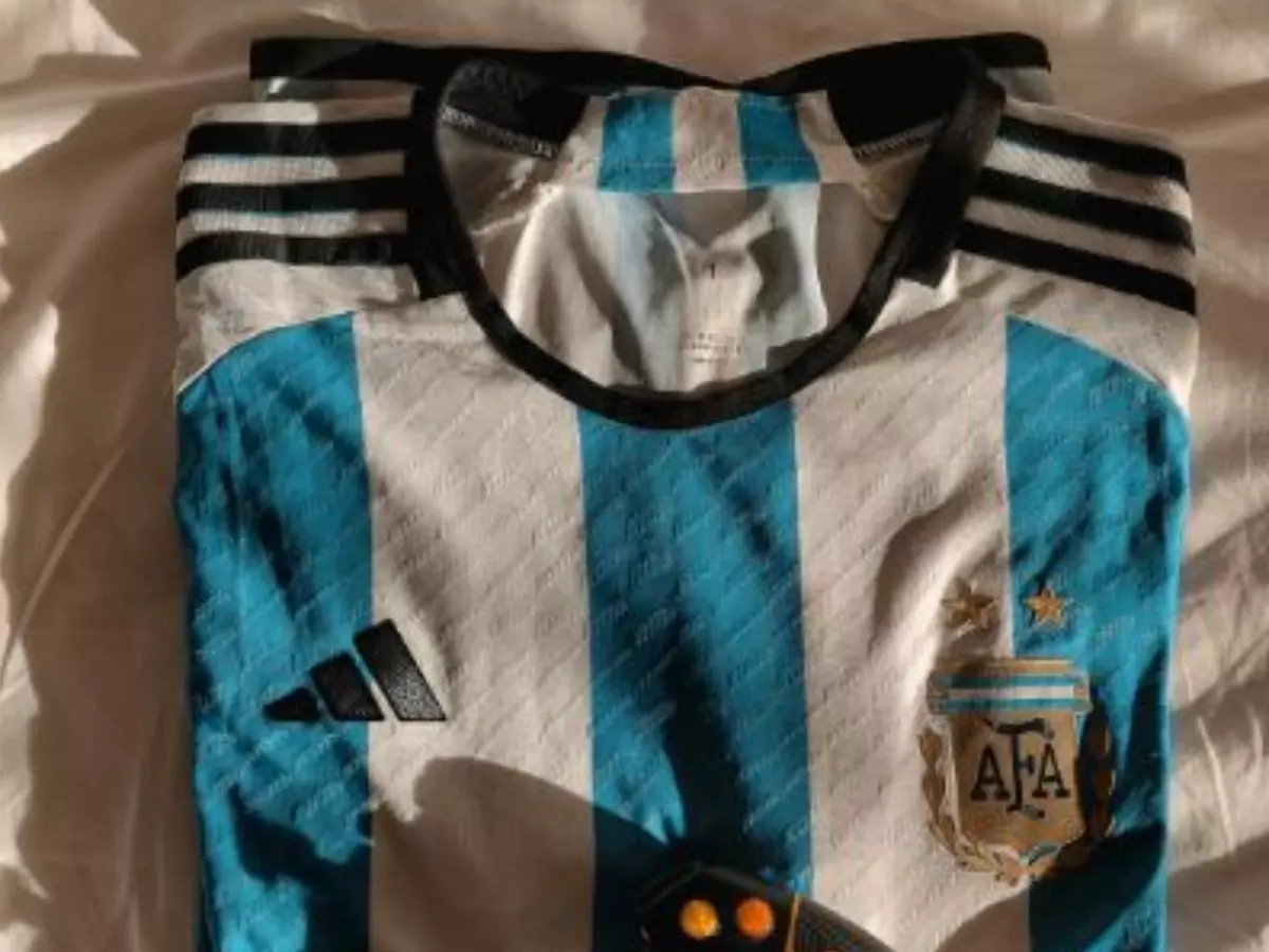 Woman gives away cheating boyfriend's Messi-signed jersey
