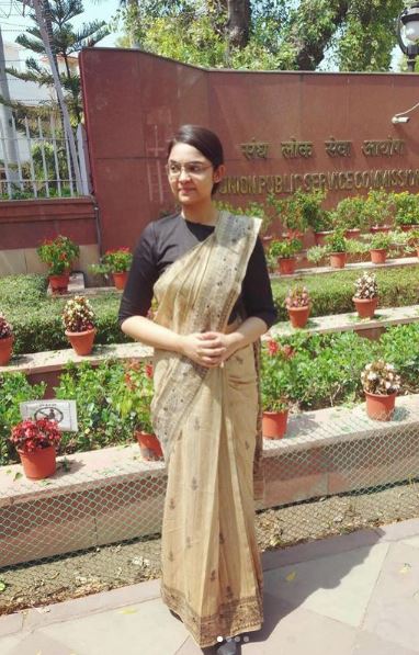 Bihar Girl With AIR 99 Shares Post-UPSC 'homecoming' Video: A Glimpse ...