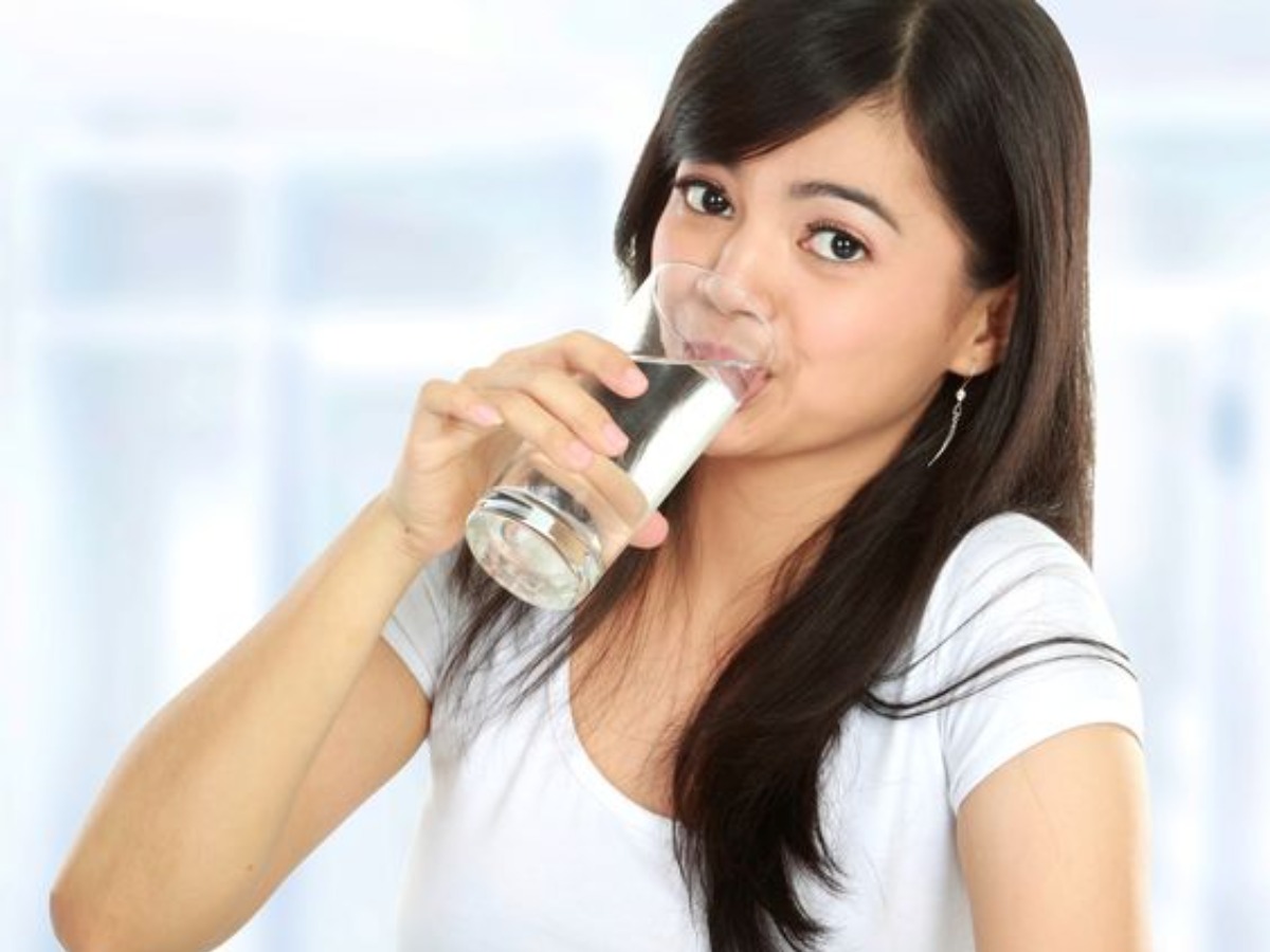 6 Reasons Why You Should Drink Water First Thing In The Morning