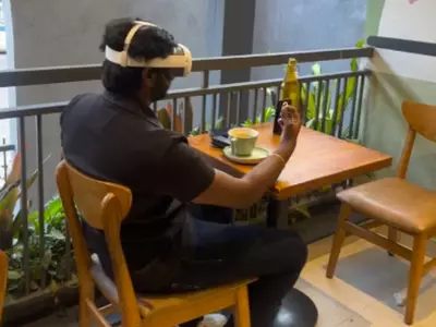 An Epic Bengaluru Moment A Man Eats Alone Wearing A VR Headset At A Restaurant