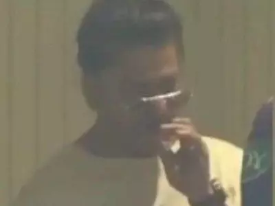 Shah Rukh Khan Spotted Smoking During KKR Vs SRH IPL Match