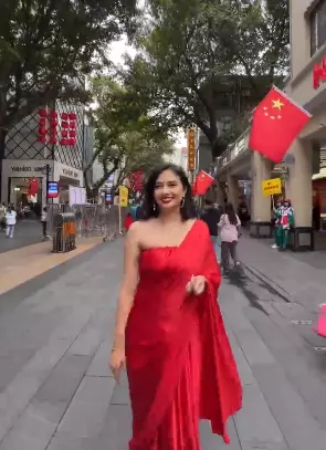 Girl Wearing A Saree On The Streets Of China, People's Eyes Were Fixed On Her