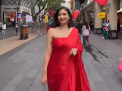 In A Video, A Girl Wearing A Saree Walks Out On The Streets Of China, And Everyone's Attention Is Focused On Her