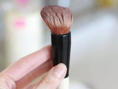 clean makeup brush