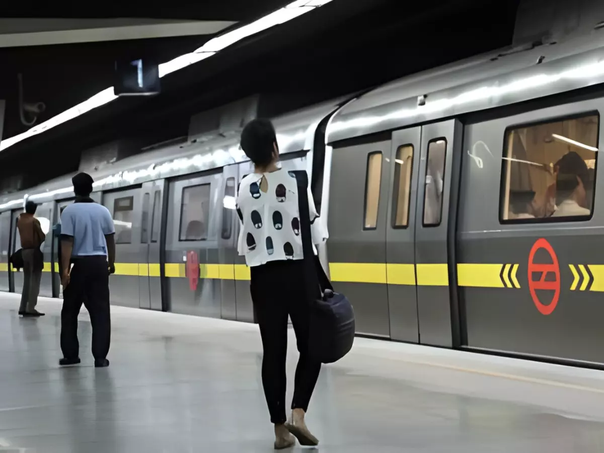 Viral Video: Holi Celebration By 2 Women In Delhi Metro Sparks Outrage Among Netizens Viral Video: Holi Celebration By 2 Women In Delhi Metro Sparks Outrage Among Netizens