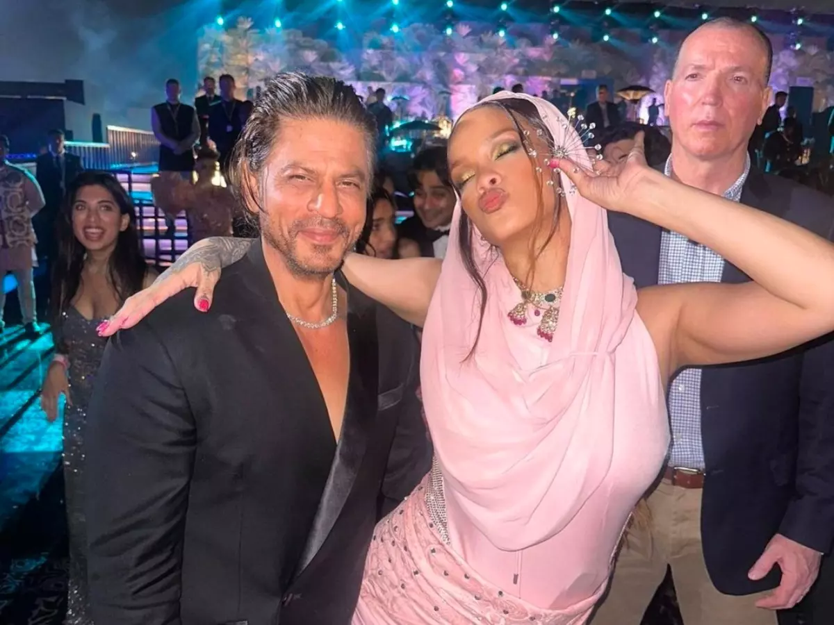 Shah Rukh Khan And Rihanna Pose Together In Viral Photo