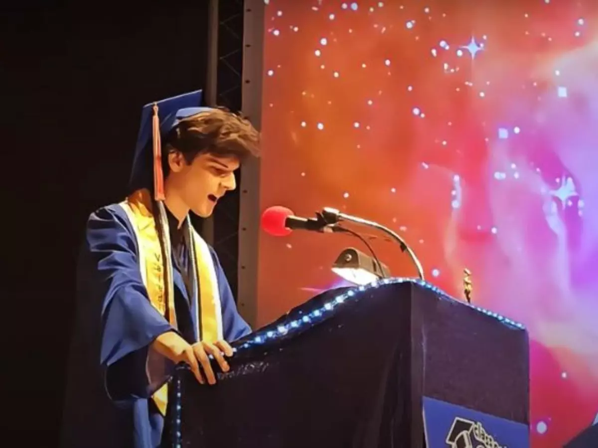 High School Valedictorian's Emotional Speech Just Hours After Father's Funeral