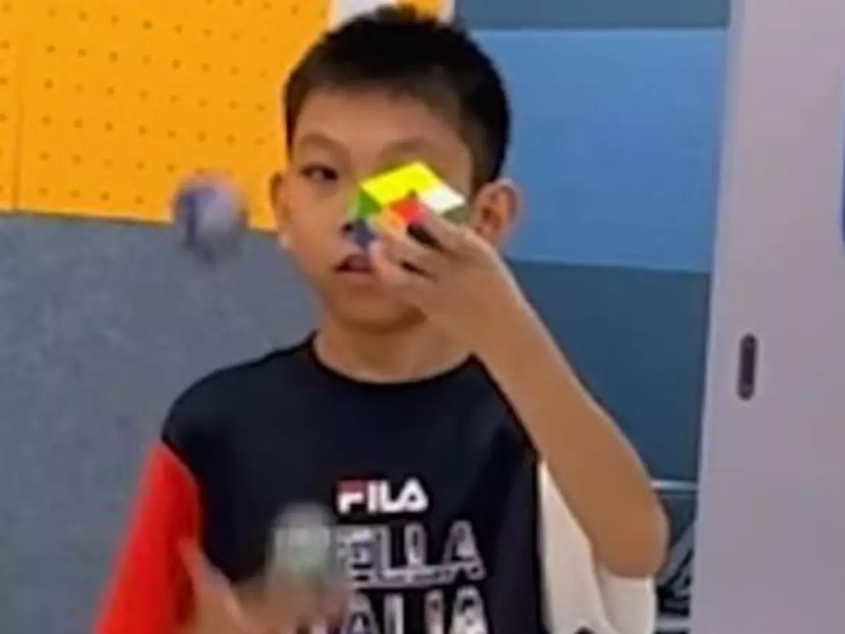 Singaporean Boy Solves Rubik's Cube While Juggling In 10.43 Seconds