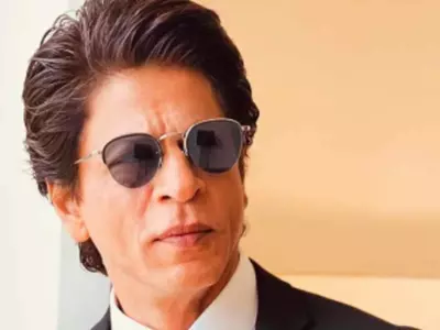 Shah Rukh Khan Unknowingly Interrupts KKR Vs SRH Live Show, Apologises With Folded Hands