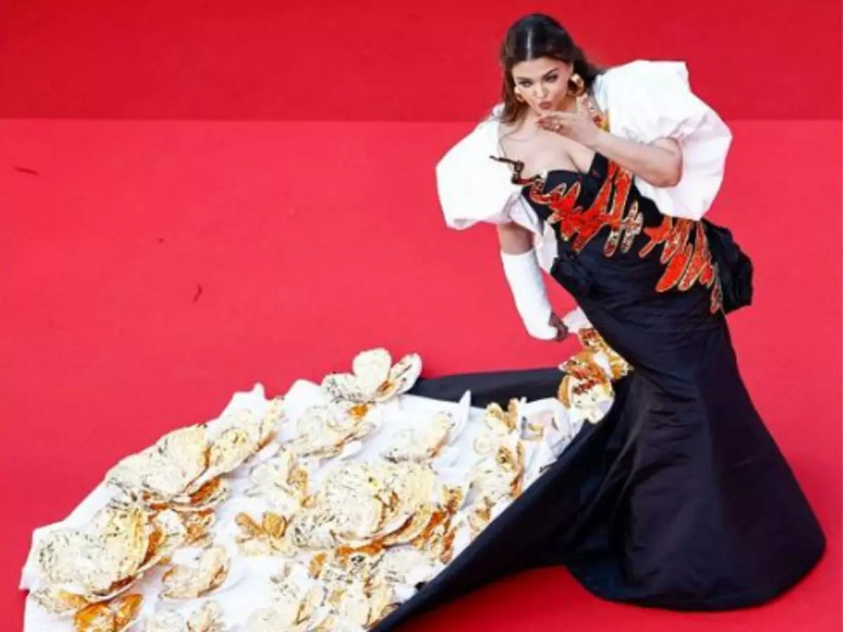 7 Pics That Show Aishwarya Slayed Cannes Red Carpet Despite Injury