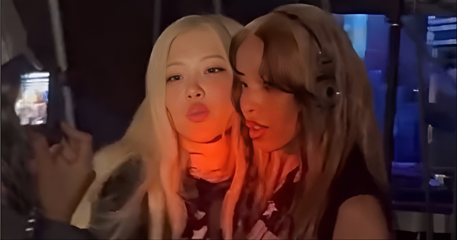  ROSE and FKA Twigs’ onstage camaraderie created a sense of joy and spontaneity (Credits: X/@blckpinkpic)