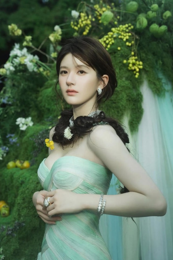 Zhao Lusi accuses her agency of financial exploitation while she battles severe anxiety and depression.