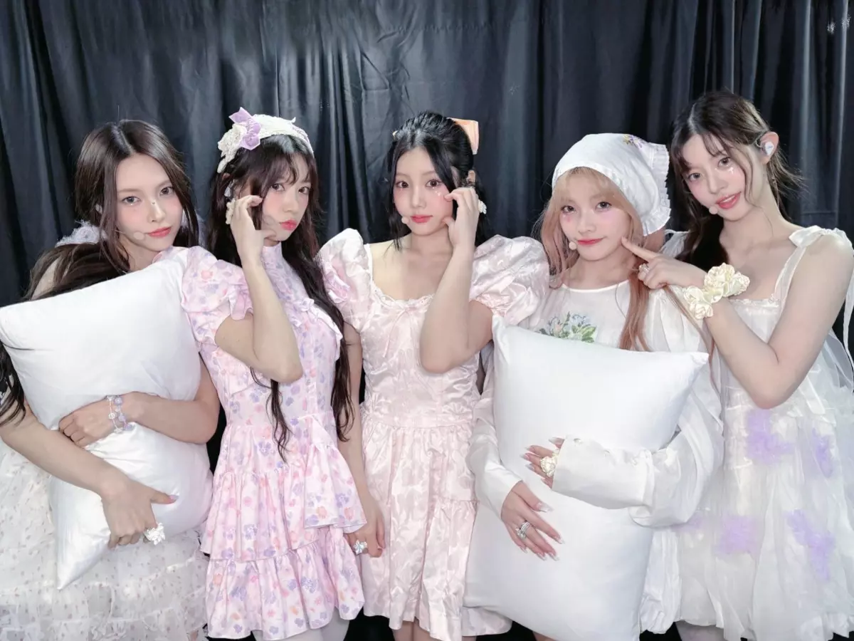 ILLIT's 'magical' light stick reveal ILLIT's 'magical' light stick reveal