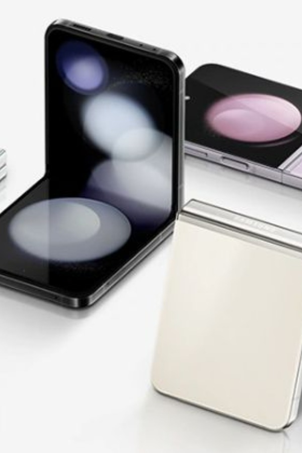 Can Samsung Galaxy Flip smartphones flip for 5 years? How many times a day?
