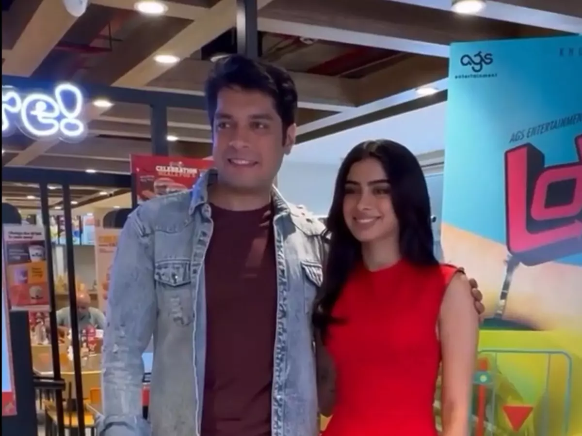Junaid Khan trolled for his 'better chemistry' with a bag than Khushi Kapoor Junaid Khan trolled for his 'better chemistry' with a bag than Khushi Kapoor