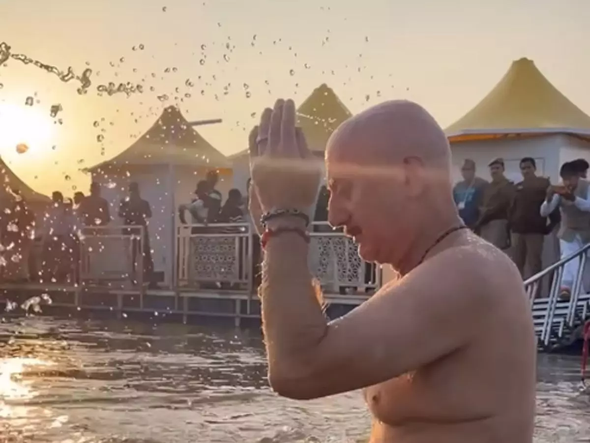 अनुपम खेर की महाकुंभ में आस्था की डुबकी , आस्था, संयोग और भावुकता का अद्भुत मिलन 3 Anupam Kher takes a dip in Triveni Sangam at Maha Kumbh