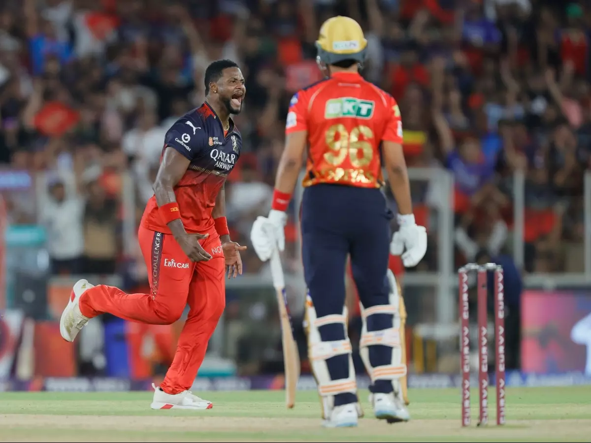 Hope for RCB rekindled? Romario Shepherd sends back PBKS captain Shreyas Iyer for 1; fans?can't?keep?calm Hope for RCB rekindled? Romario Shepherd sends back PBKS captain Shreyas Iyer for 1; fans?can't?keep?calm