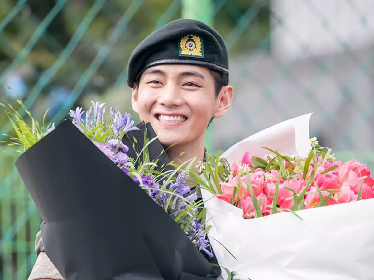 BTS' V aka Kim Taehyung breaks internet after military discharge BTS' V aka Kim Taehyung breaks internet after military discharge