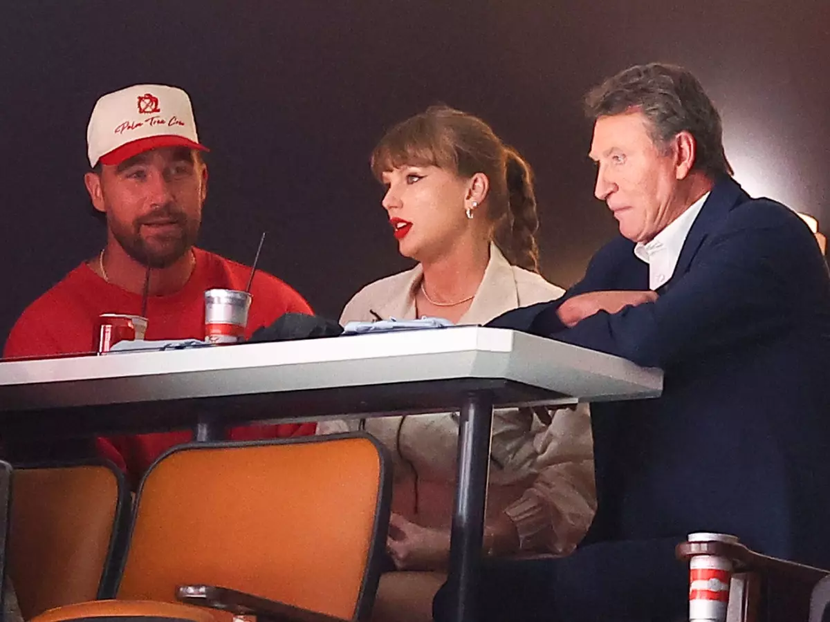 Taylor Swift faces backlash after fan spot her with Wayne Gretzky Taylor Swift faces backlash after fan spot her with Wayne Gretzky