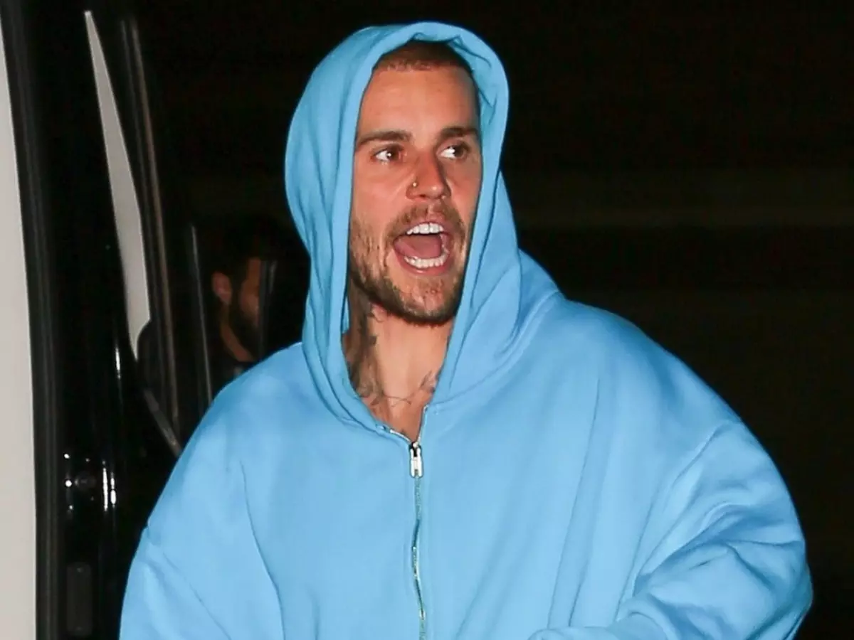 Justin Bieber explodes at paparazzi in Malibu standoff Justin Bieber explodes at paparazzi in Malibu standoff