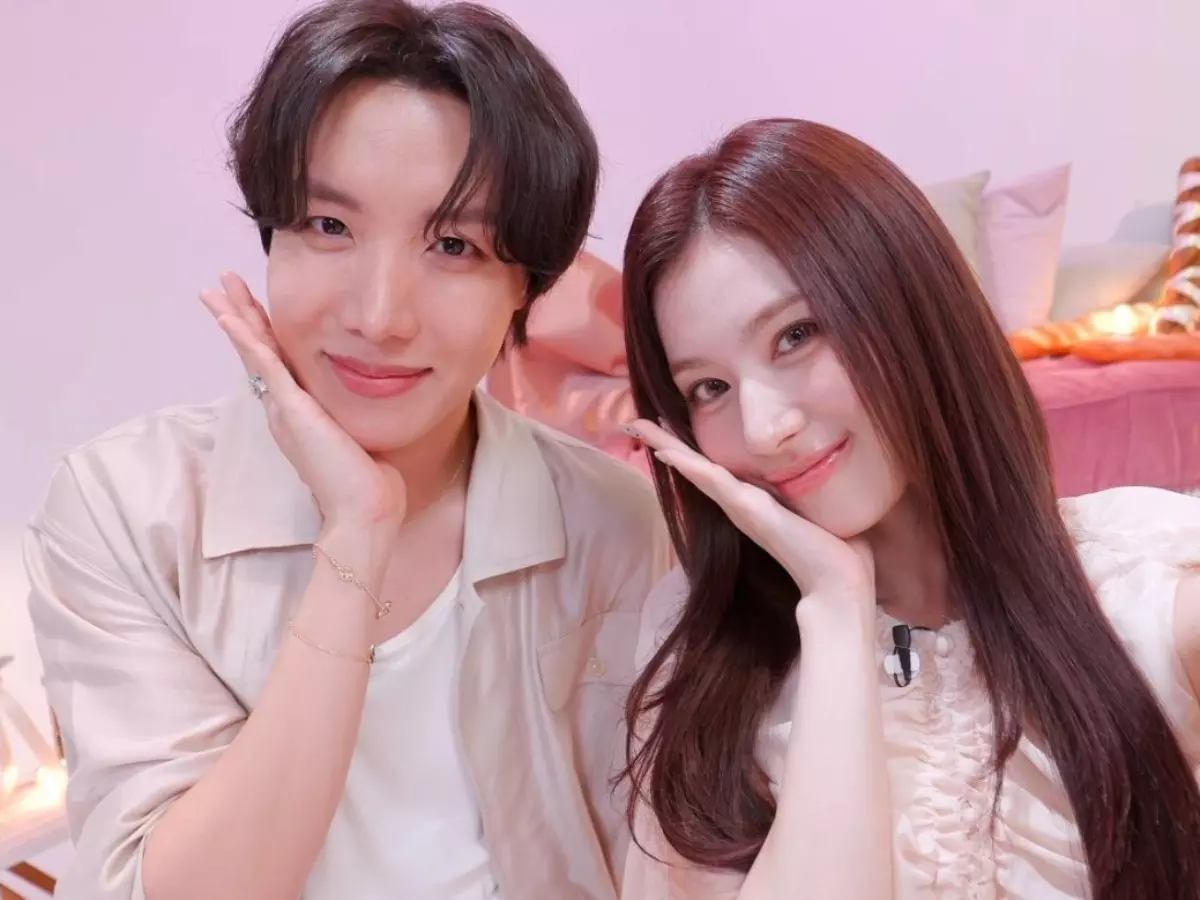 J-hope reveals BTS and TWICE took a pic together on Sana's 'Fridge Interview': ARMY and ONCE demand to see the photo J-hope reveals BTS and TWICE took a pic together on Sana's 'Fridge Interview': ARMY and ONCE demand to see the photo