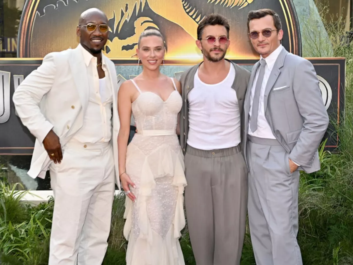 At Jurassic World premiere, Scarlett Johansson and Jonathan Bailey indulge in some PDA; fans have this to say Indiatimes