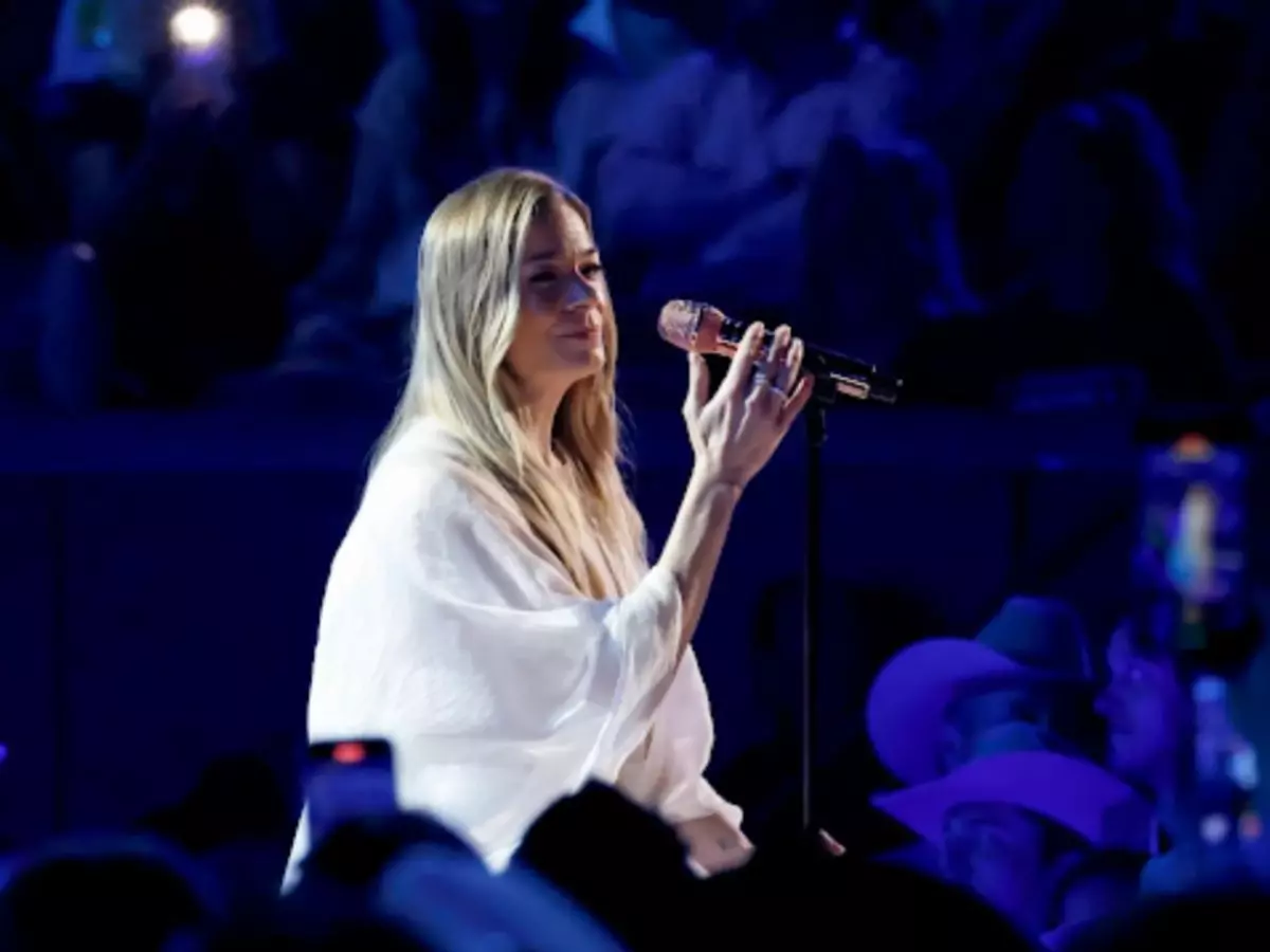 LeAnn Rimes loses teeth while singing live¡ªwhat she did next at the concert left fans in total shock Indiatimes