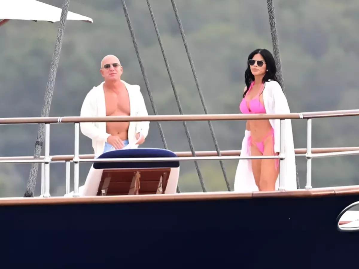 Jeff Bezos and Lauren Sanchez Jeff Bezos and Lauren Sanchez I Credits: X/@mode_cafe_