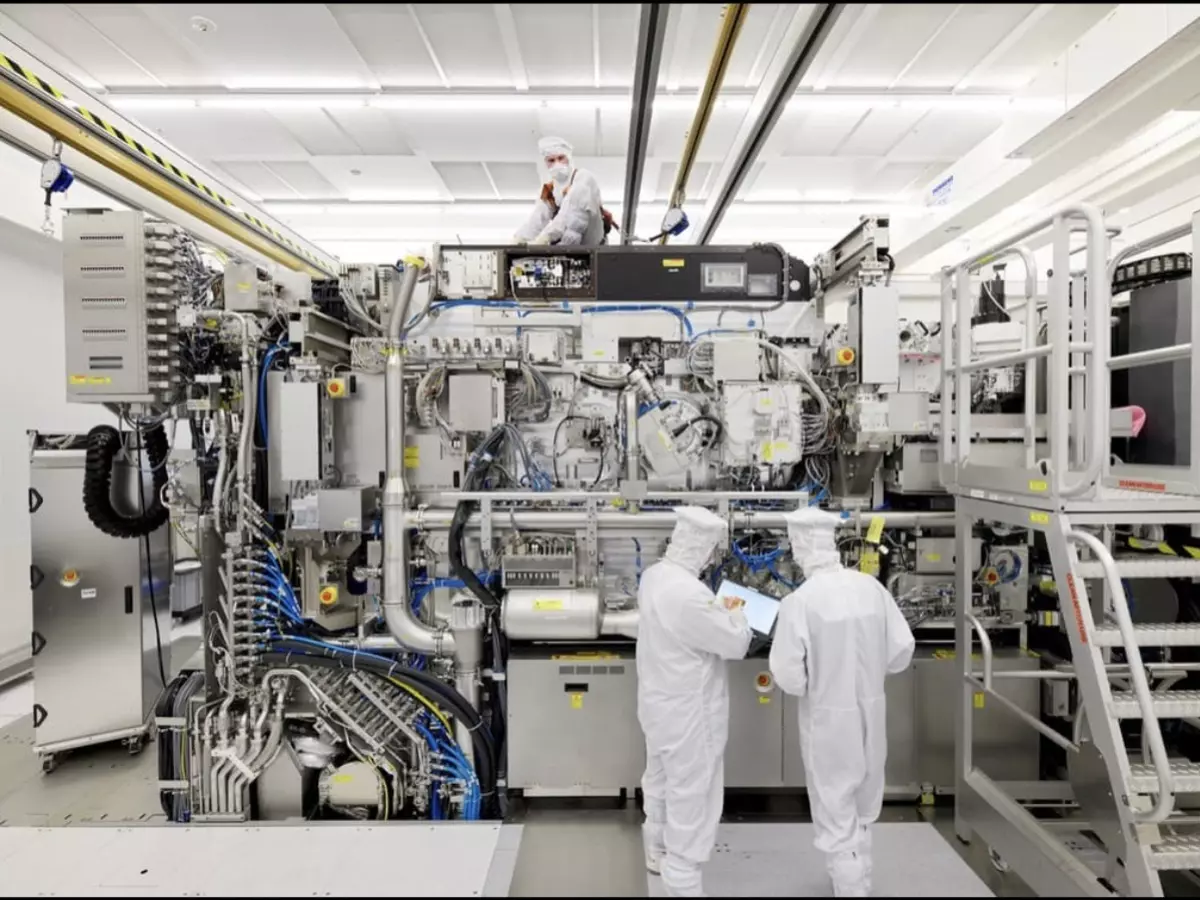 upelectronics-685957b97d0b2 Representative image of workers at an electronics factory. | Credit: Instant Cleanroom Solutions