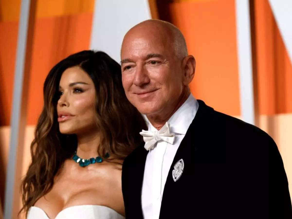 Lauren S¨¢nchez (Left), Jeff Bezos (Right) Lauren S¨¢nchez (Left), Jeff Bezos (Right)