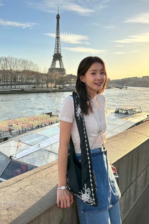 Lee Si Young shares pics from her Paris getaway amid divorce news