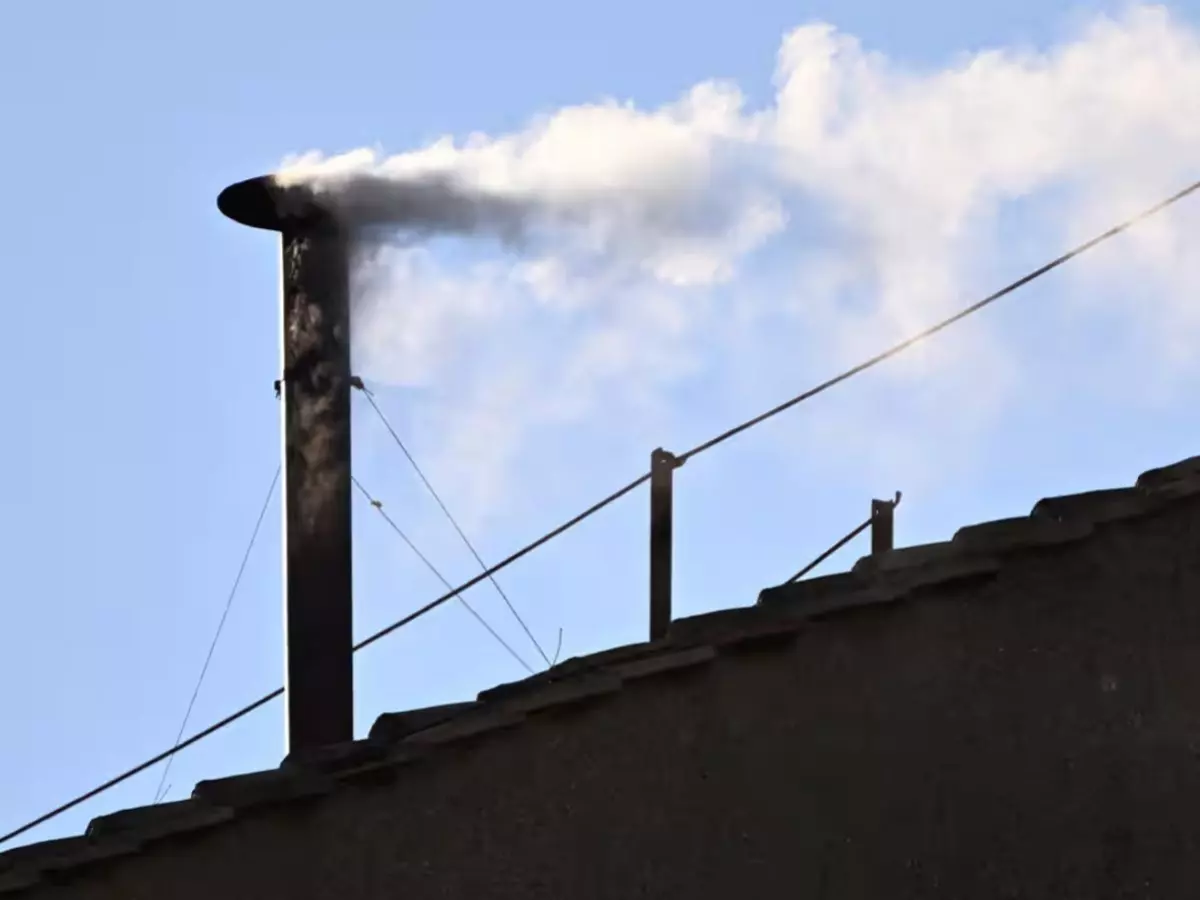 White smoke rises as Catholic Church elects new pope; identity to be announced shortly from St. Peter¡¯s Basilica balcony White smoke rises as Catholic Church elects new pope; identity to be announced shortly from St. Peter¡¯s Basilica balcony