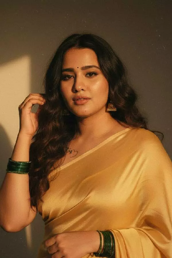 Check list of prompts for Instagram’s vintage saree photo trend | Credit: Instagram/saloniijha Check list of prompts for Instagram’s vintage saree photo trend | Credit: Instagram/saloniijha