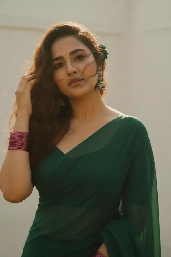 Check list of prompts for Instagram’s vintage saree photo trend | Credit: Instagram/saloniijha Check list of prompts for Instagram’s vintage saree photo trend | Credit: Instagram/saloniijha